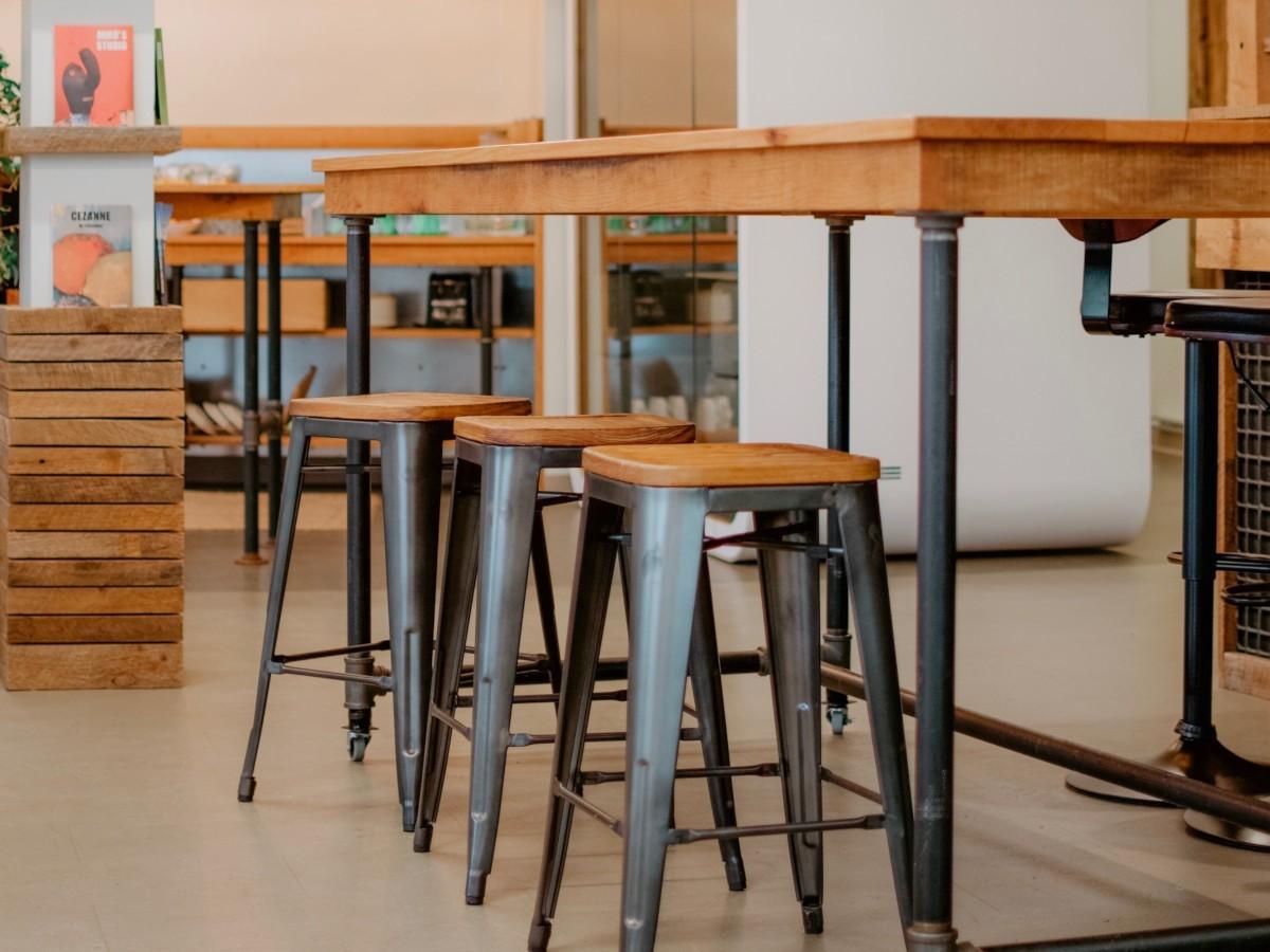 idea sgabelli al posto dei tavoli nei ristoranti