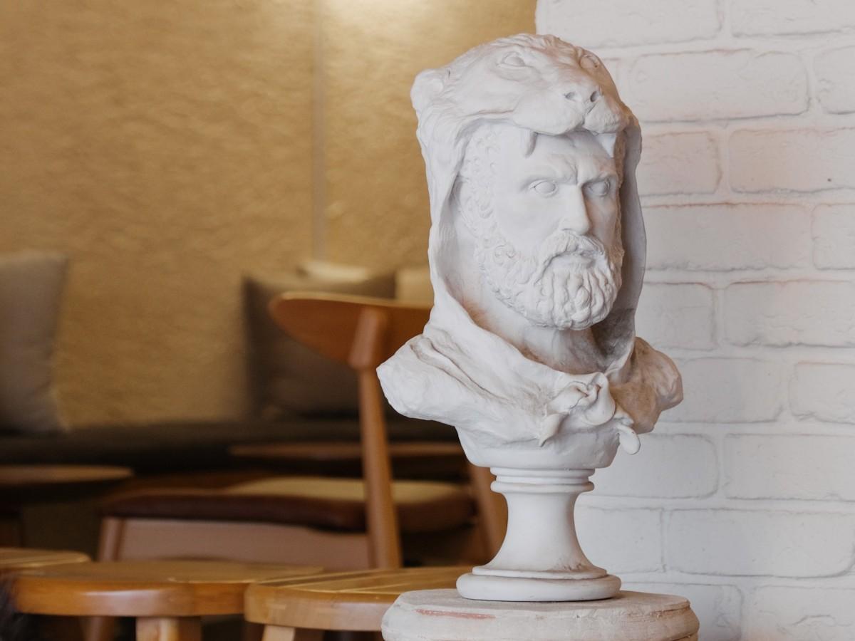 scultura travertino mobile uomo scaled