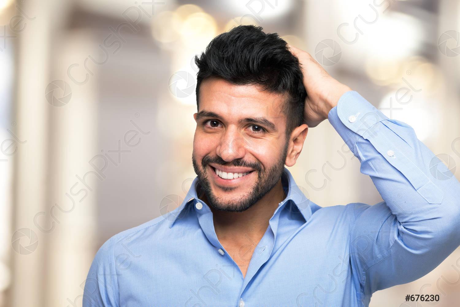 uomo che si tocca i capelli